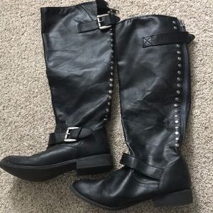 Black Boots with Blue Zipper